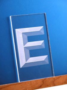 如何使用激光在玻璃和丙烯酸玻璃上創(chuàng)建3D效果？</a>